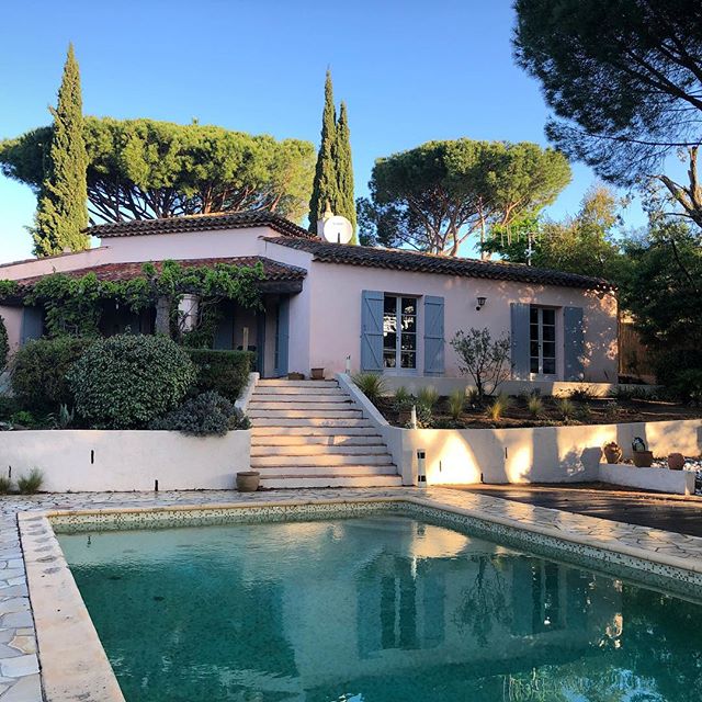 Early morning light Villa Frida ☀️ #provence #var #gassin #slowtourisme #holidayrentals #chasinglight #suddefrance #traveleurope #maisondevacances #france #frenchliving #placetobe #placetostay 
May is a beautiful month here - there is currently 20% o