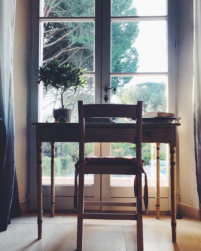 Little writing desk overlooking the garden at Villa Frida. This was taken in the early morning just as the sun was coming up, a moment of calm before the day ahead!
#maisondevacances #cornersofmyhome #simplejoys #southoffrance #frenchliving #aquietco