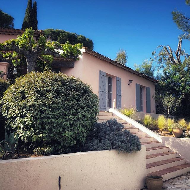 ☀️ Villa Frida is getting ready!  The outdoor dining terrace is hidden behind the bushes and trees 🌳 
www..villafrida.co.uk

#maisondevacances #france #postcardsfrommyworld #beautifuldestination #francetrip #provence #slowtravel #gassin #sttropez #v