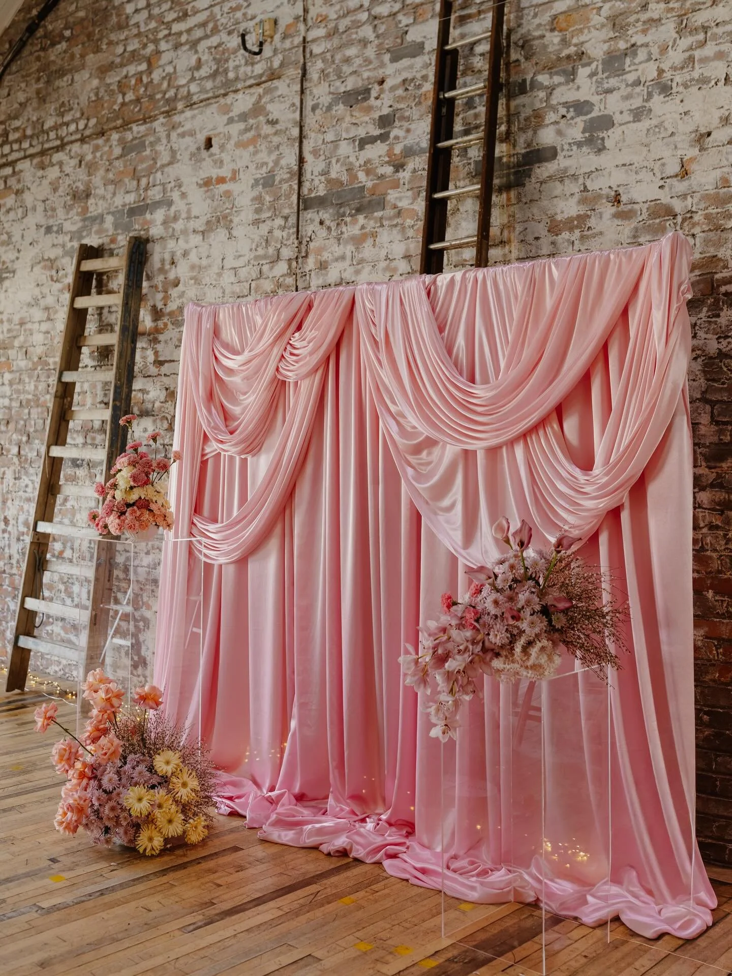 WE HOSTED A BRIDAL CATWALK WITH OUR NEIGHBOURS @fbbridalstudio.. and it was AMAZING! 💥

HUGE thank you to @lottiecaveenphotography for capturing all that glam and an incredible bunch of MUAs, hair stylists, stylists, decor legends, photographers and