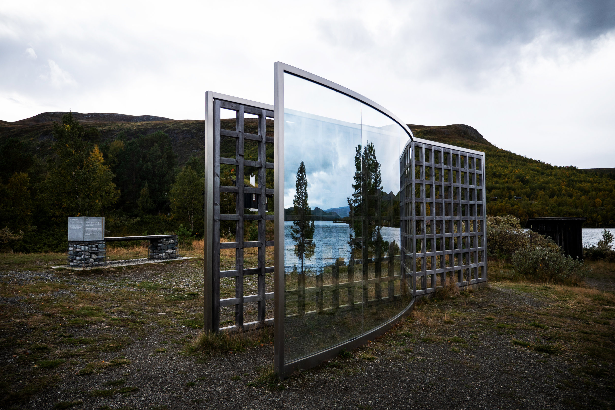  Dan Graham,  Norwegian Wood Lattice Bisected By Curved 2-way-mirror , 2016. Foto: André Løyning 