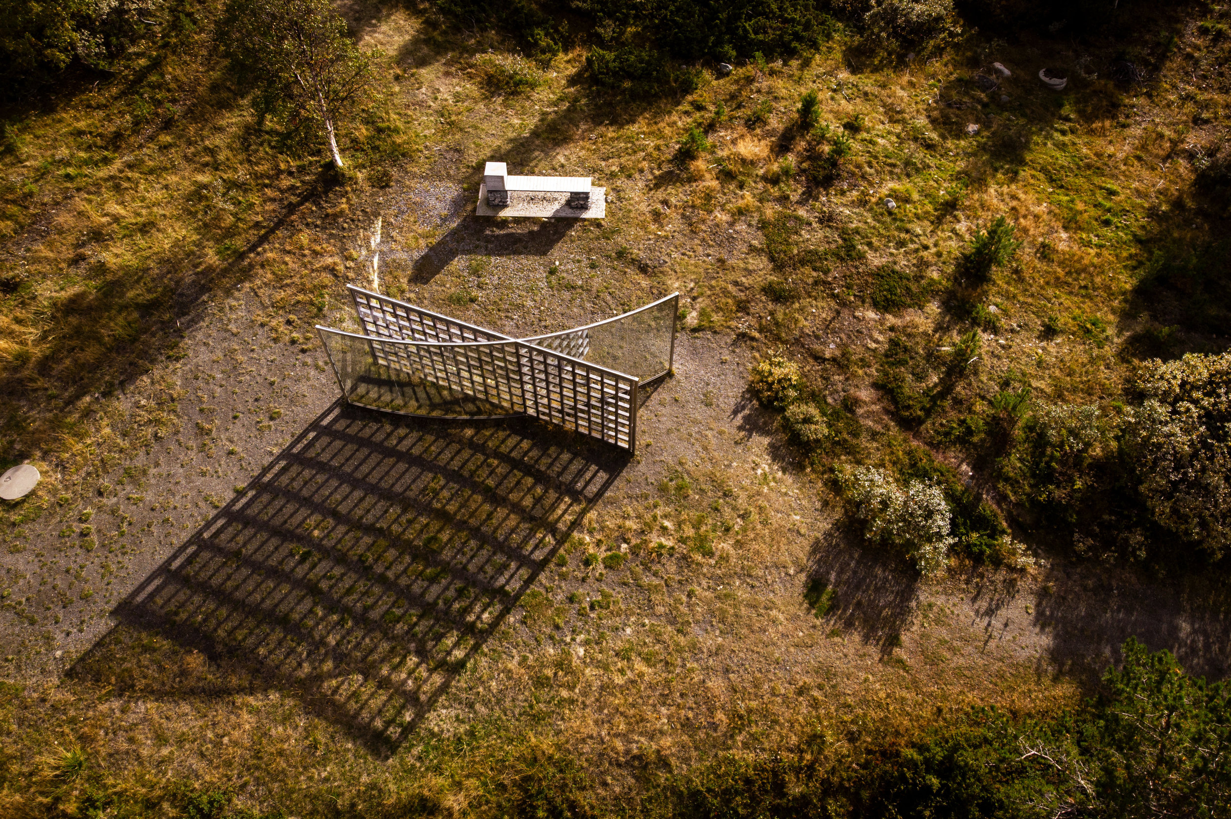  Dan Graham,  Norwegian Wood Lattice Bisected By Curved 2-way-mirror , 2016. Foto: André Løyning 