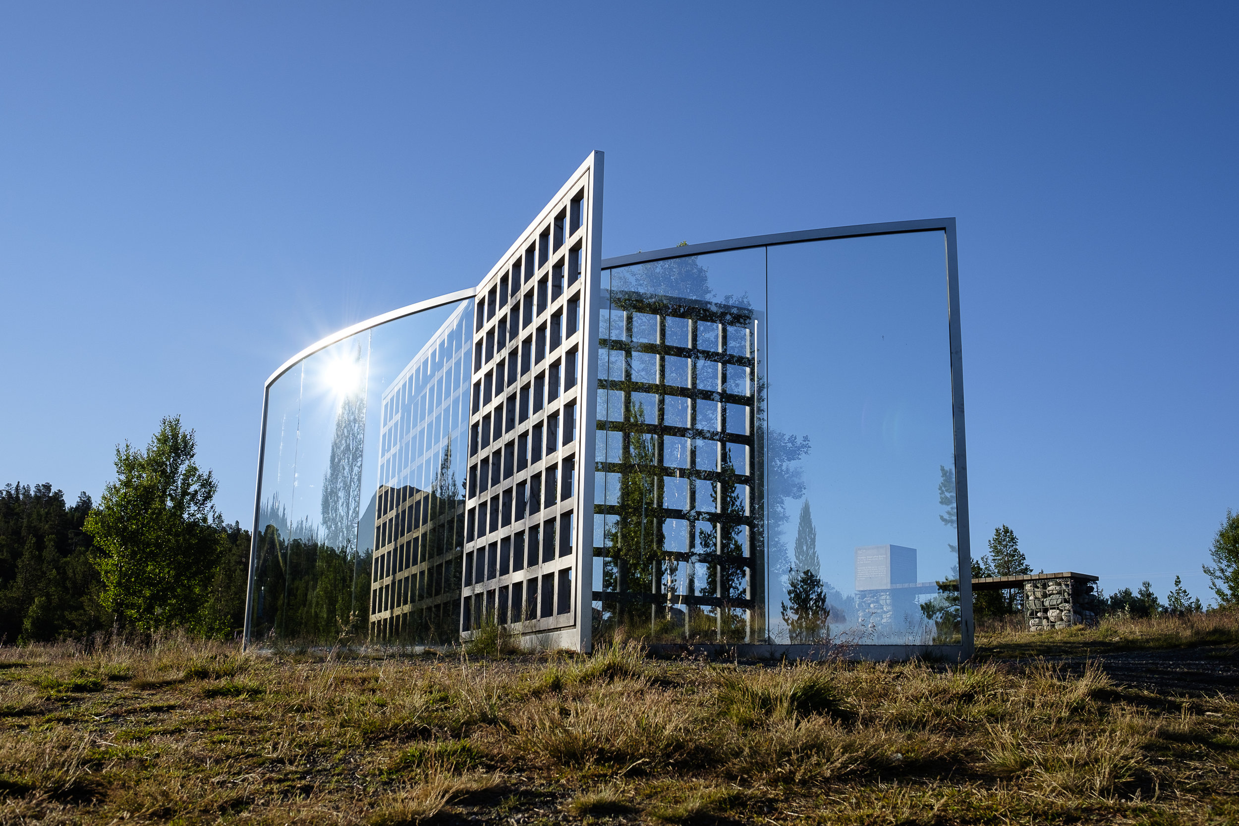  Dan Graham,  Norwegian Wood Lattice Bisected By Curved 2-way-mirror , 2016. Foto: Katja Høst  