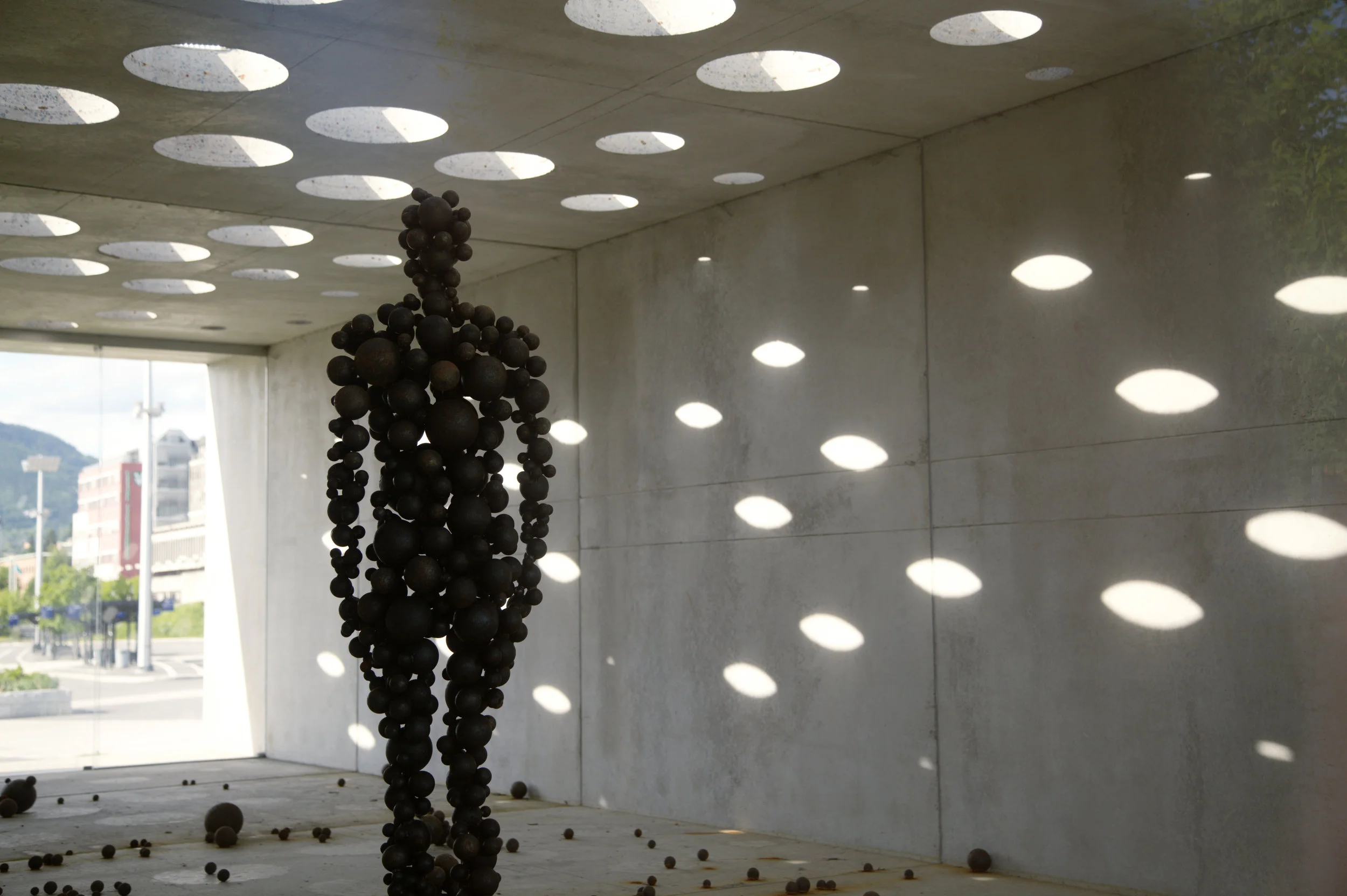  Antony Gormley,  Menneske i Moderskipet , 2007-08. Foto: Una Hunderi / Skulpturstopp 
