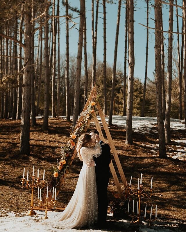 Our newest arbor: the double triangle 🌙 We showed in our stories how it was built to expand and fold up to make transporting it super easy! Did you see it!? What did you think? .
.
.

Venue | @homesteadblessings 
Event Designer &amp; Photographer | 
