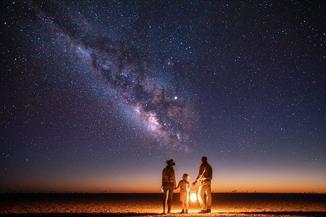 Stargazing on the Makgadikadi Pans a buck list experience - one of the best places in the world to see the Milky Way! ⁣@naturalselection ⁣
⁣
⁣
Bespoke safaris with @everwild_africa ⁣
www.everwildafrica.com ⁣
⁣
⁣
⁣
#safari #hooneymoon #honneymoon #hon