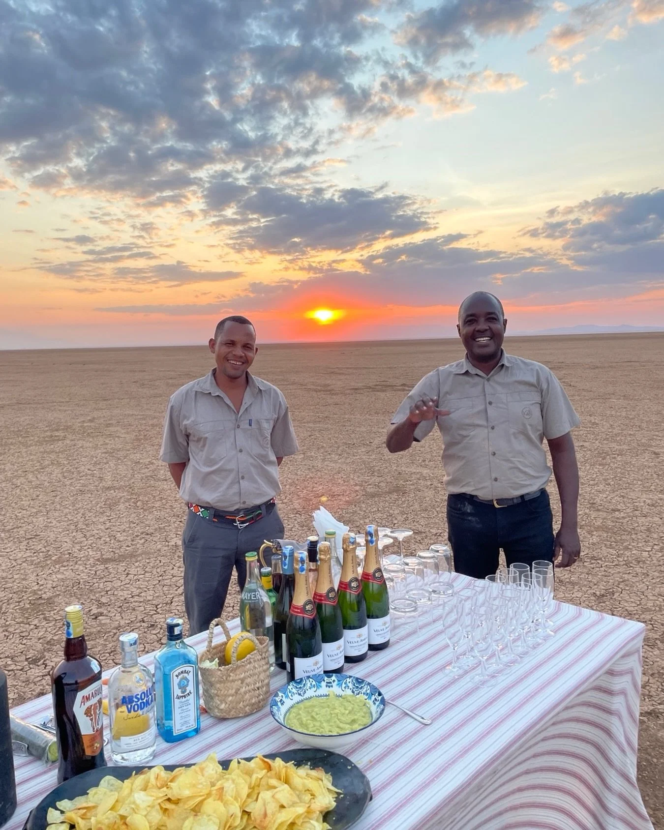 How to finish a day on safari&hellip;

Chilled champagne, the sun dropping and nothing but open space around you.

Set up by the team who know exactly where to be, and when.

This is how we like to do it.

✨ Discover our signature mobile safaris - li
