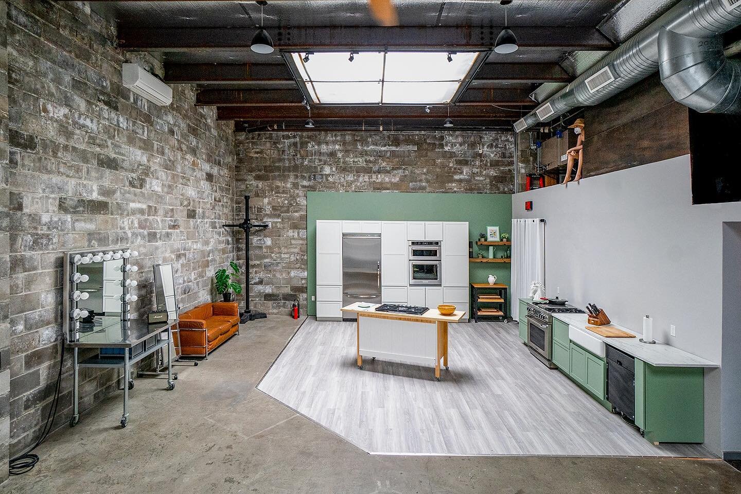 Above: the studio where you want to shoot your cooking show on a rainy day, or any day.

Aka

Bond Street Studio's (soon to be finished) New Shoot Kitchen.

Looks good?
.
.
.
.
.
.
.
.
.
.
.
.

bondstreetstudiow #nycvideographer #studiorental #nyc #n