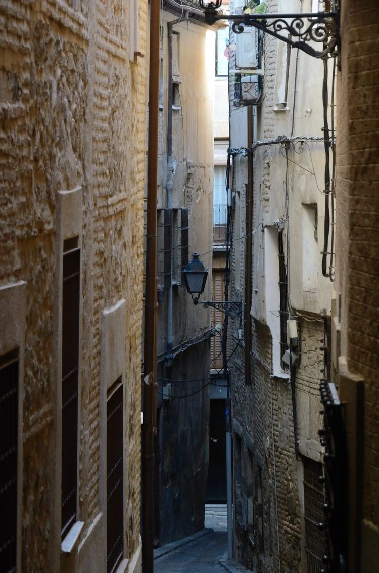Narrow+street+in+historical+part+of+Toledo,+Spain.jpg