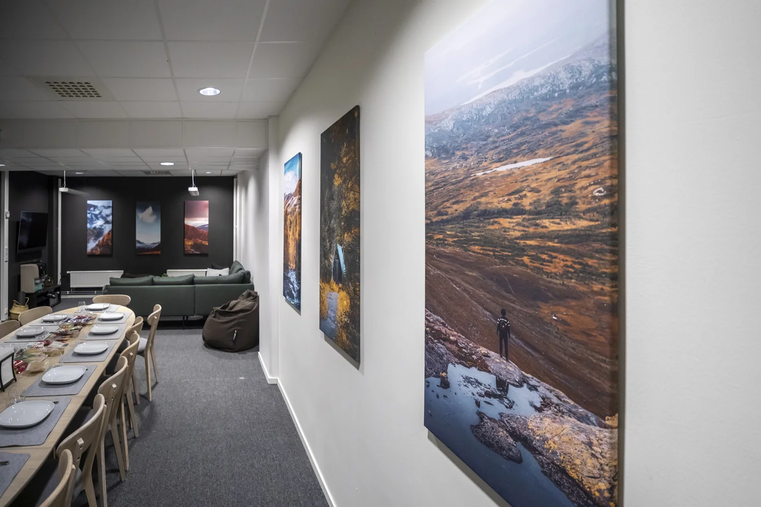 Fra venstre over sofaen “Høst 1”, “Gjevillvassdalen 2”, “Allmannberget 1”, “Oppdal 1”, “Ristafallet 1” og “Åreskutan 1”