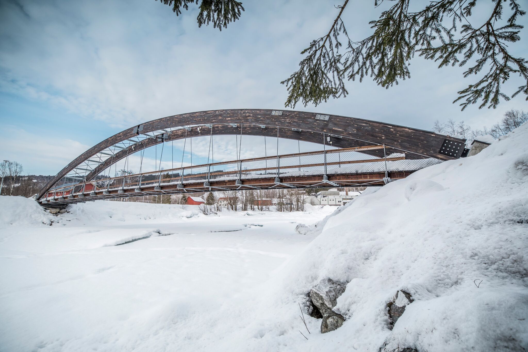 Pir2 arkitektkontor står bak flere vakre bygg rundt om i bygda. Blant annet denne gangbrua…