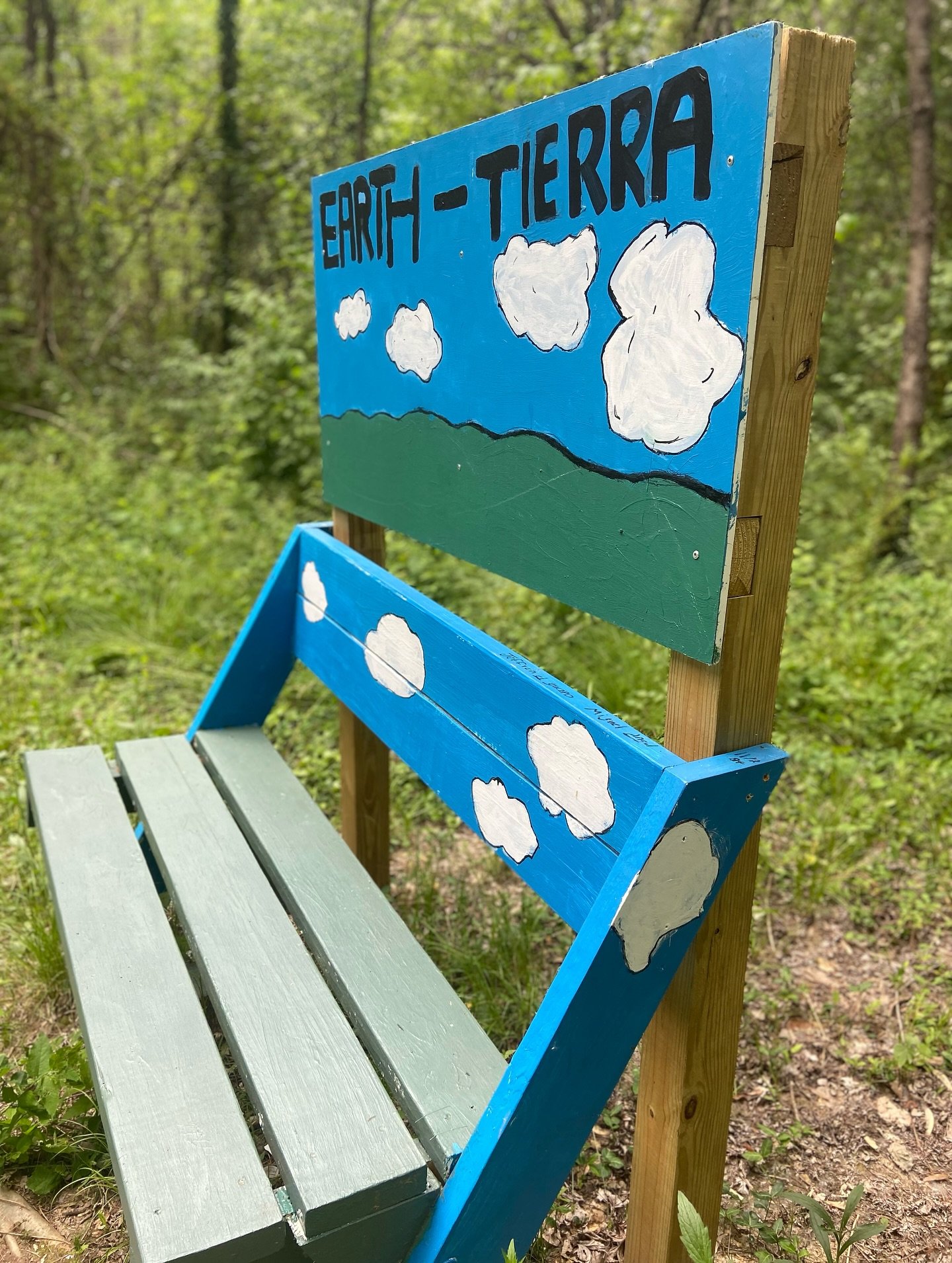 Banco y panel finales de EARTH en el parque ARCA, frente a la sección verde del jardín de rocas de la rueda medicinal.

#arca #vacv #creativeplacemaking #youthengagement