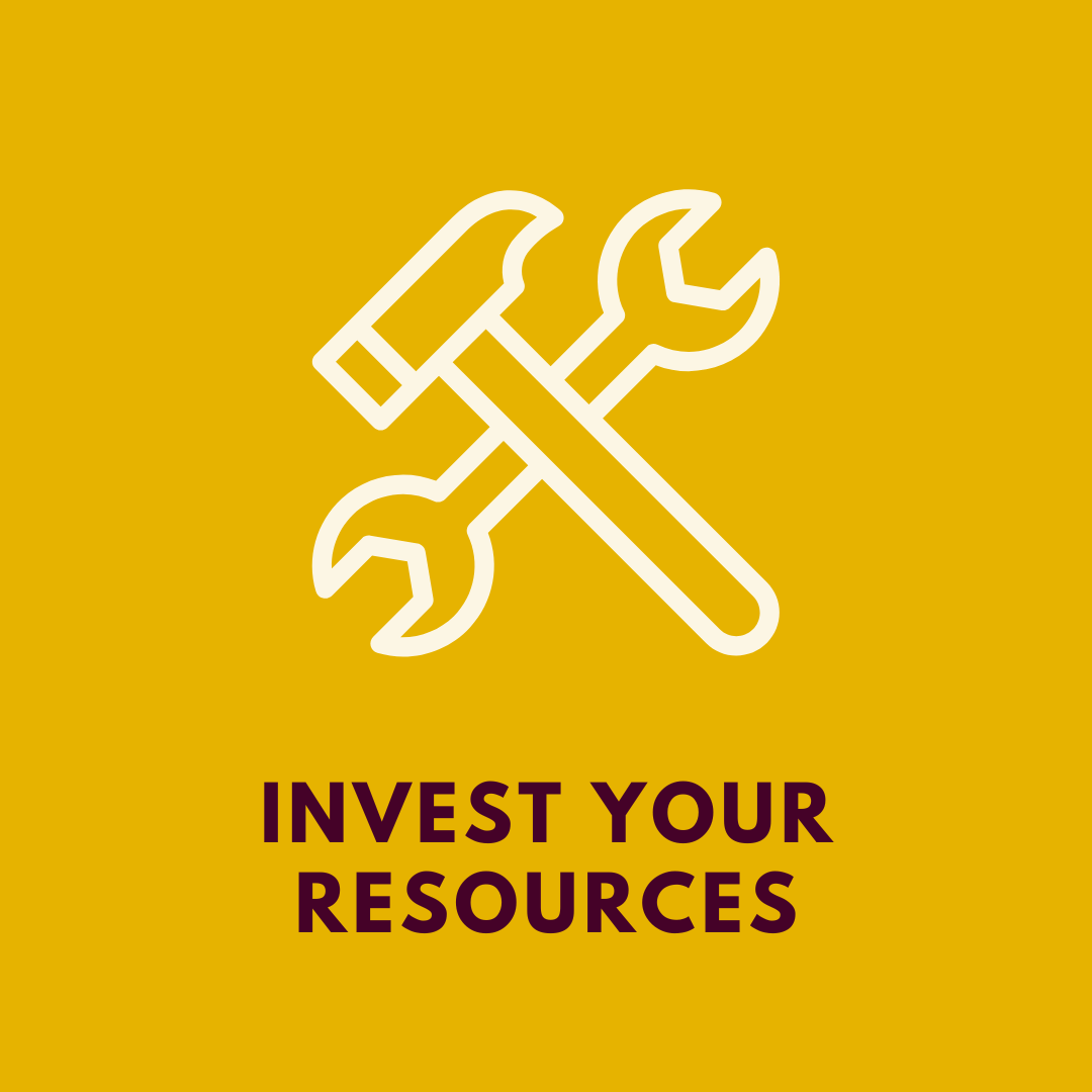 Martillo y llave inglesa cruzados con un texto debajo que dice "Invierte tus recursos"