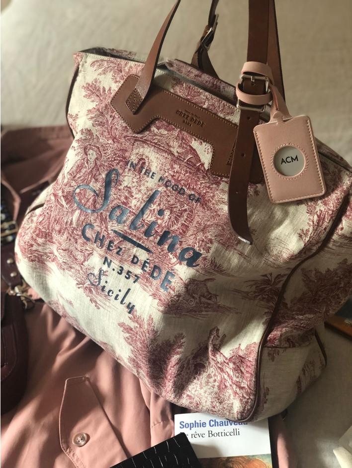 Alice's "Chez Dédé" bag from the Romaine brand and its Chardon Paris luggage tag