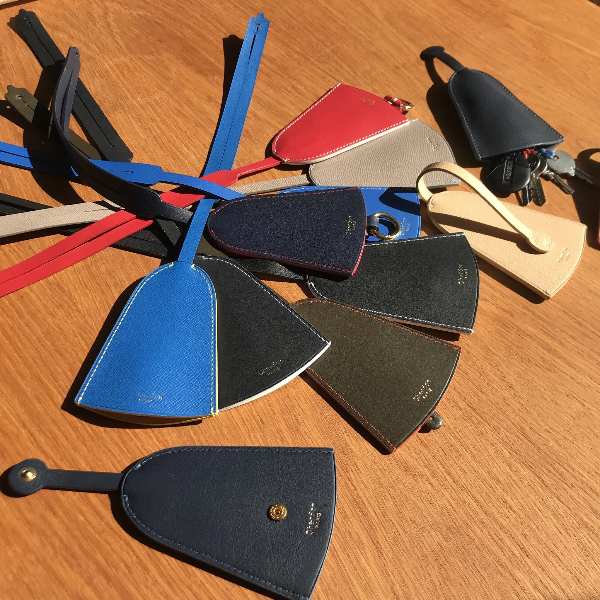 LIKE A BOUQUET...🔑🗝🌹🌷
Find the colors of our favorite key rings, back in stock. Small and large strap models are back in stock! 

🇺🇸 "LIKE A BOUQUET...🔑🗝🌹🌷
Disco