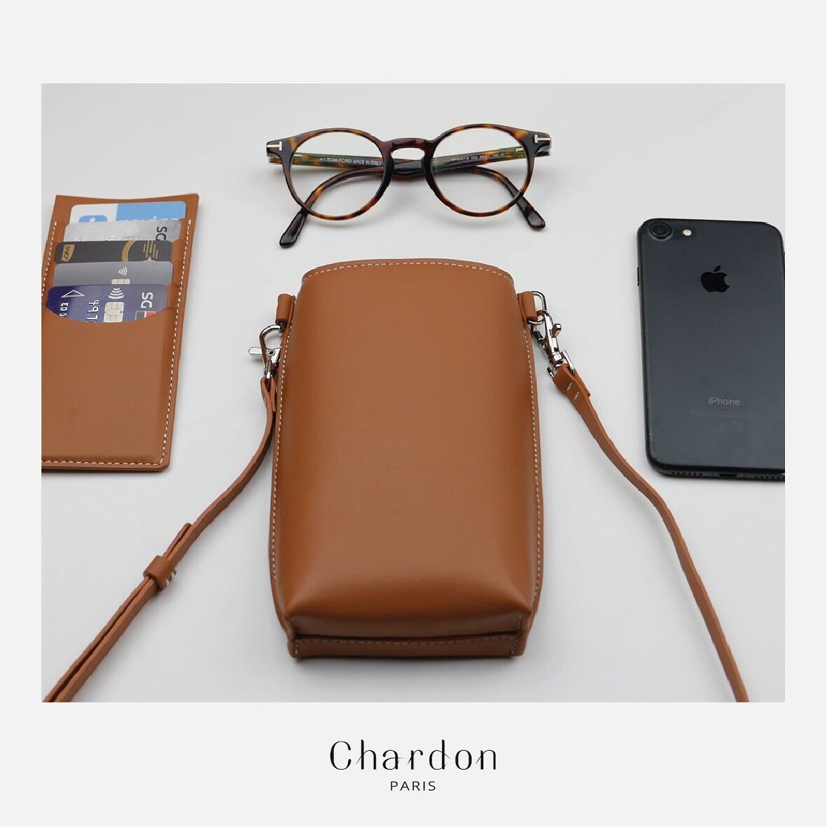 Le Mini-Sac
New at @chardon_paris!

The mini-bag features two large compartments for glasses on one side and phone on the other.
In the center, a pocket for