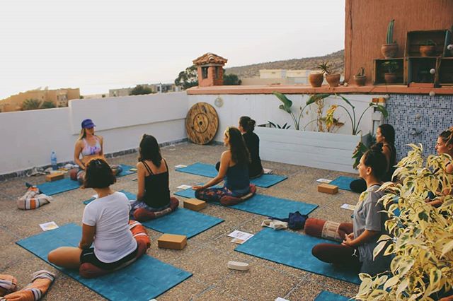 What starts with R. And ends with Oga.
ROOFTOP YOGA
🌴🌴🌴🌴
We will let you in on a special happy holiday's secret : all bookings made from now departing before end of January will get a 10 % DISCOUNT! 
Go to our website and book, spots are filling 