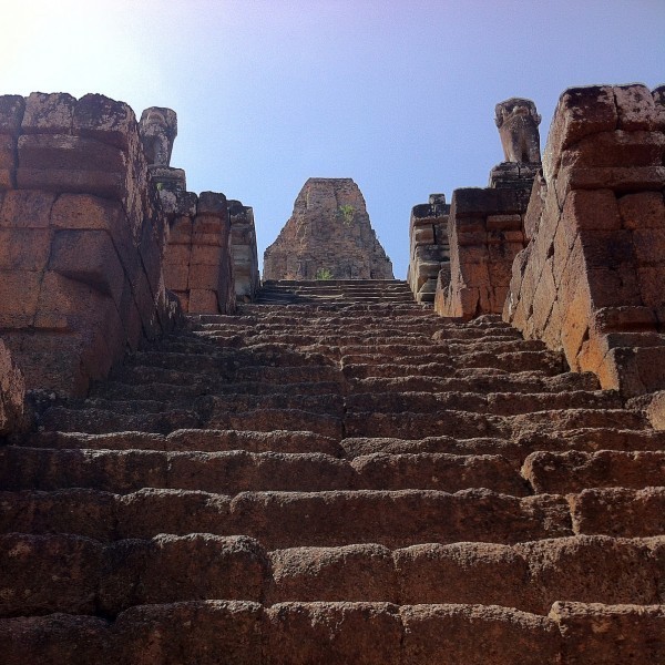 look-up-angkor-wat-tempe-e1442972640363.jpg