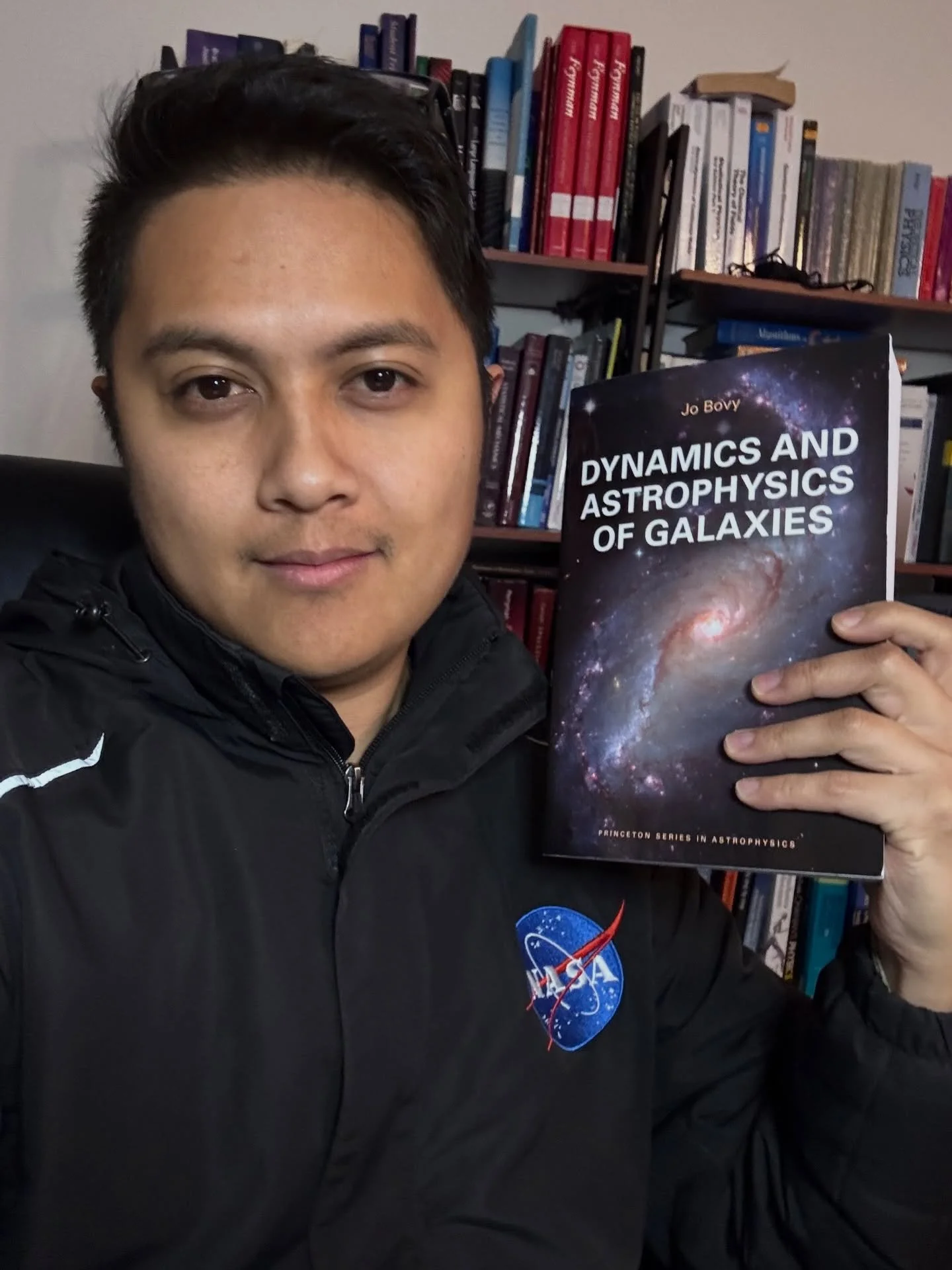 That feeling when you get acknowledged in the print version of your favorite online book on galactic astrophysics (see picture 2) 😭 Congratulations to Prof. Jo Bovy at UToronto on an amazing accomplishment and a huge thank you for the incredible res