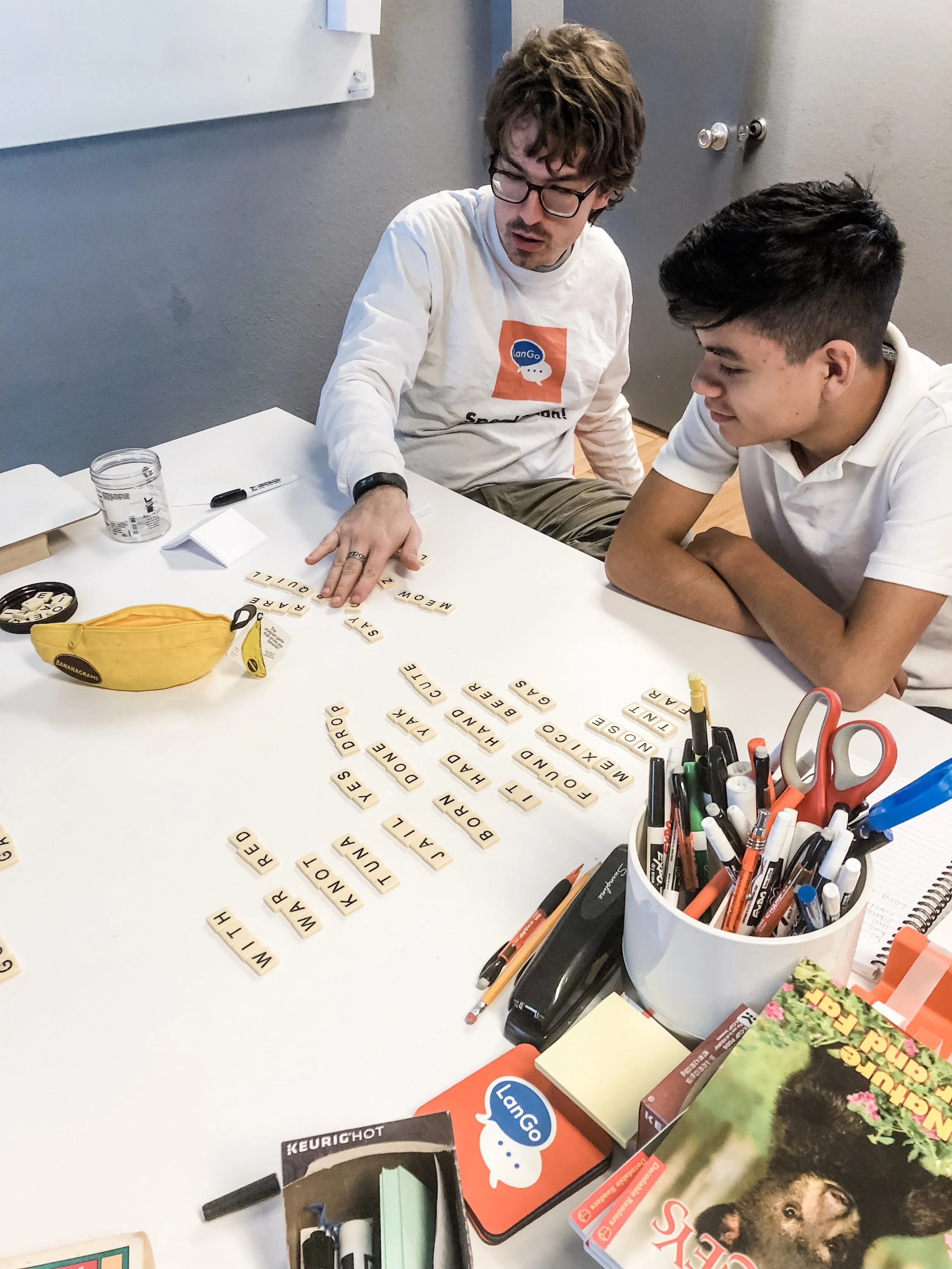 Iñigo playing a vocab review game with Levi, LanGo intern.