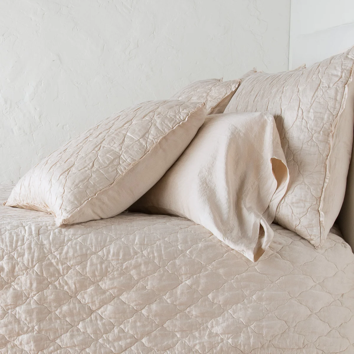 Paloma_Silk_Pillowcase_Pearl_Bella_Notte_2.jpg