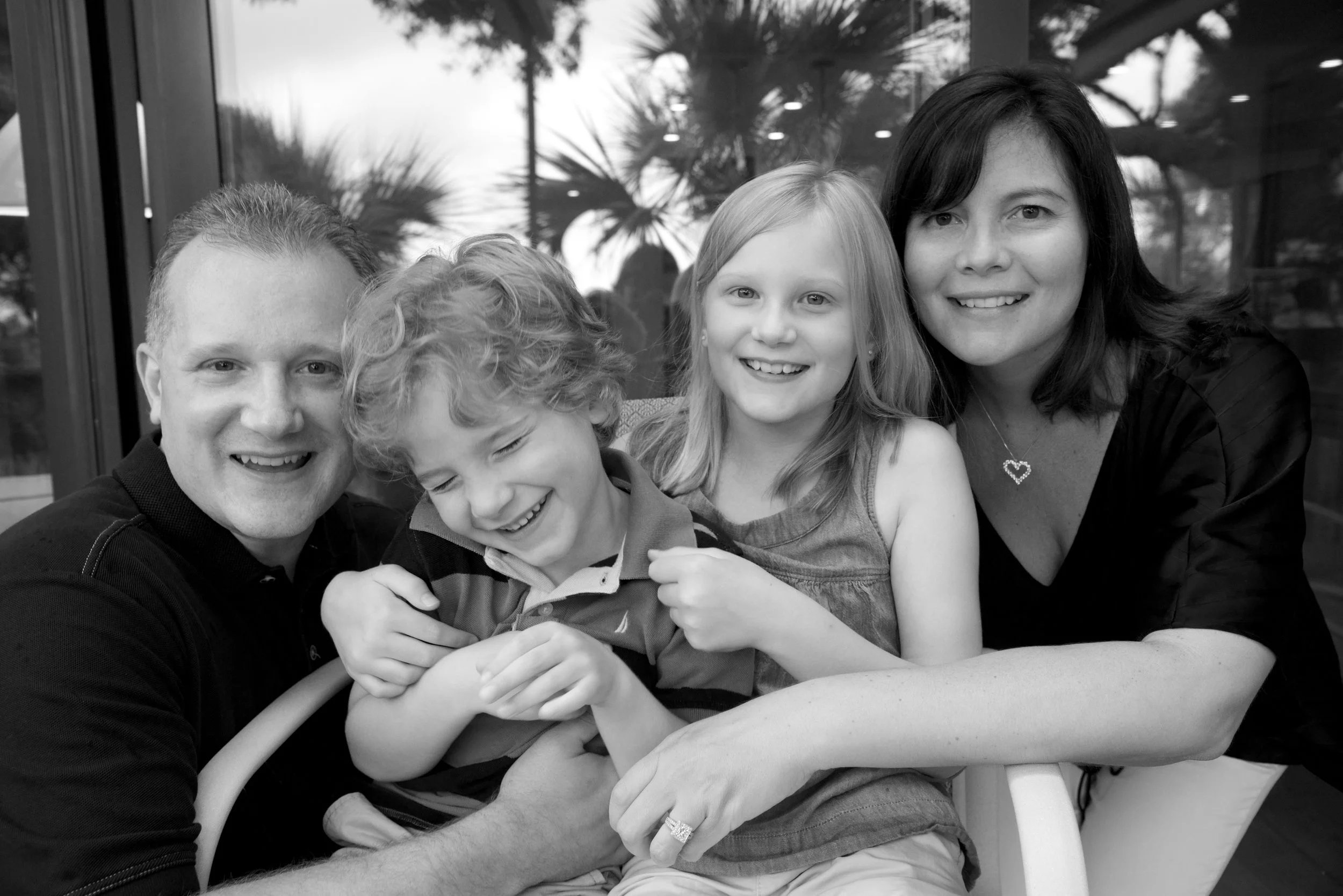B&amp;W family portrait on Kiawah with lifestyle photographer Pamela Einarsen. 