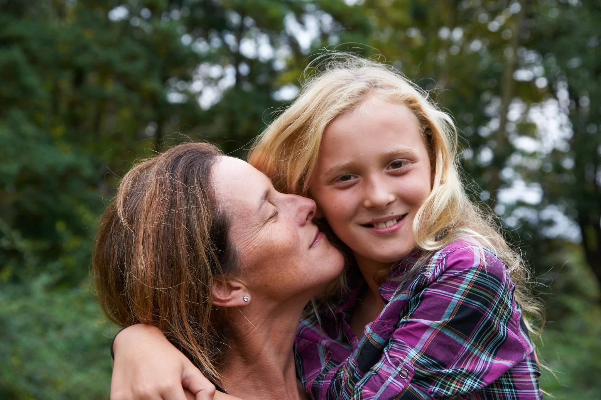 Mom hugs daughter in Greenwich CT session with Pamela Einarsen