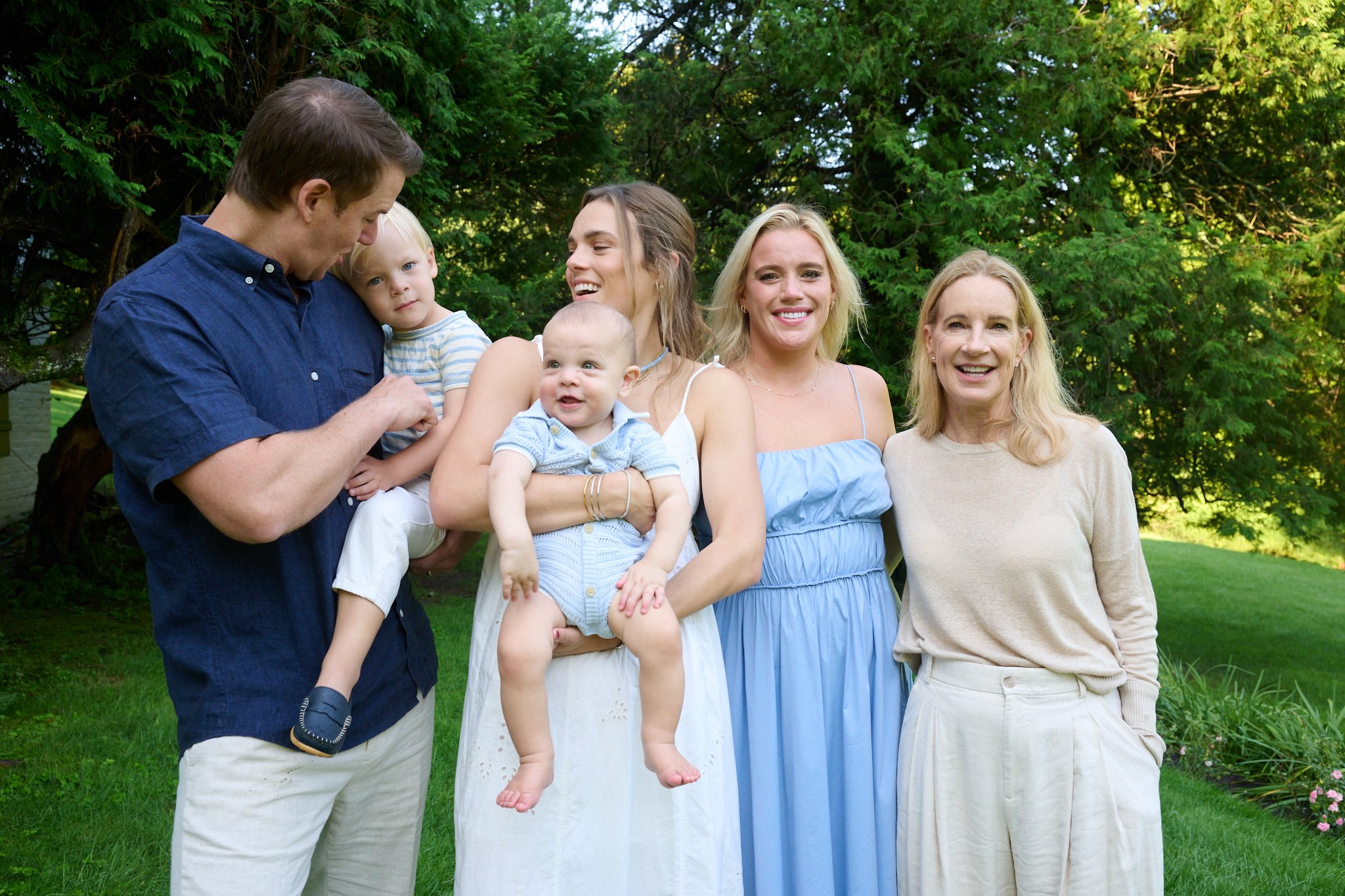Extended family poses for photographer Pamela Einarsen in Westport CT. 