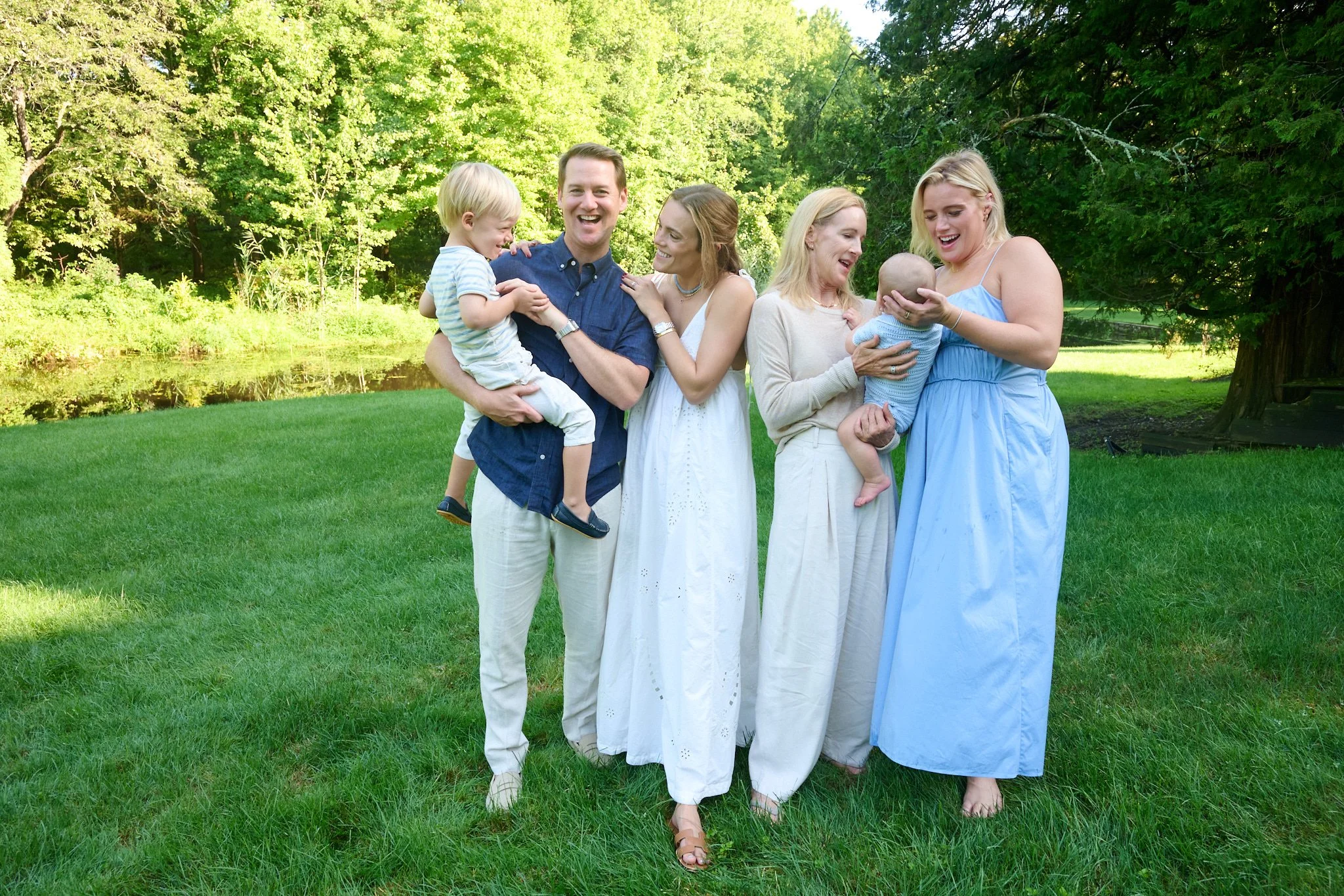 Extended family plays together in Westport CT with photographer Pamela Einarsen.
