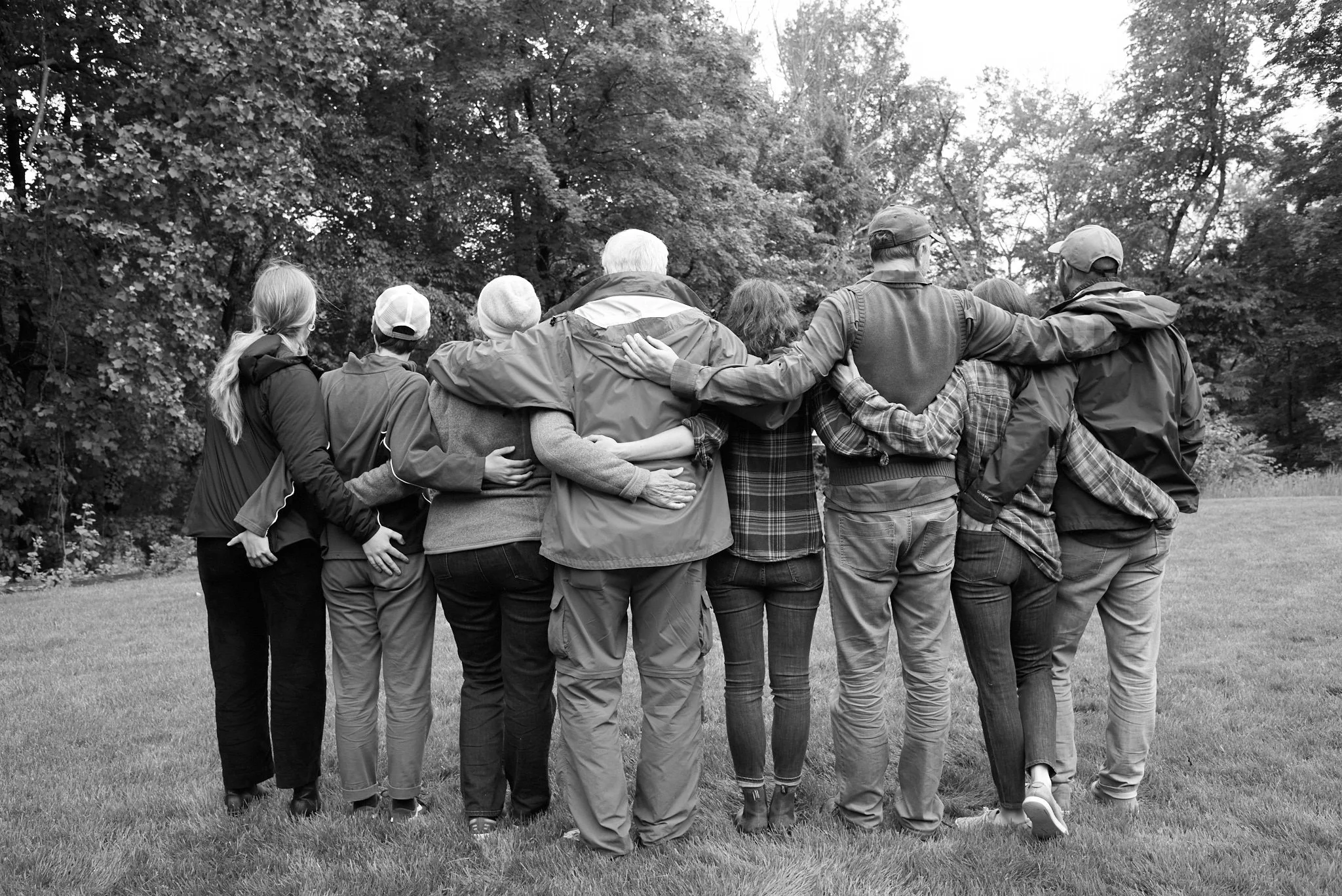 B&W posed photo of extended family in Weston backyard  by photographer Pamela Einarsen