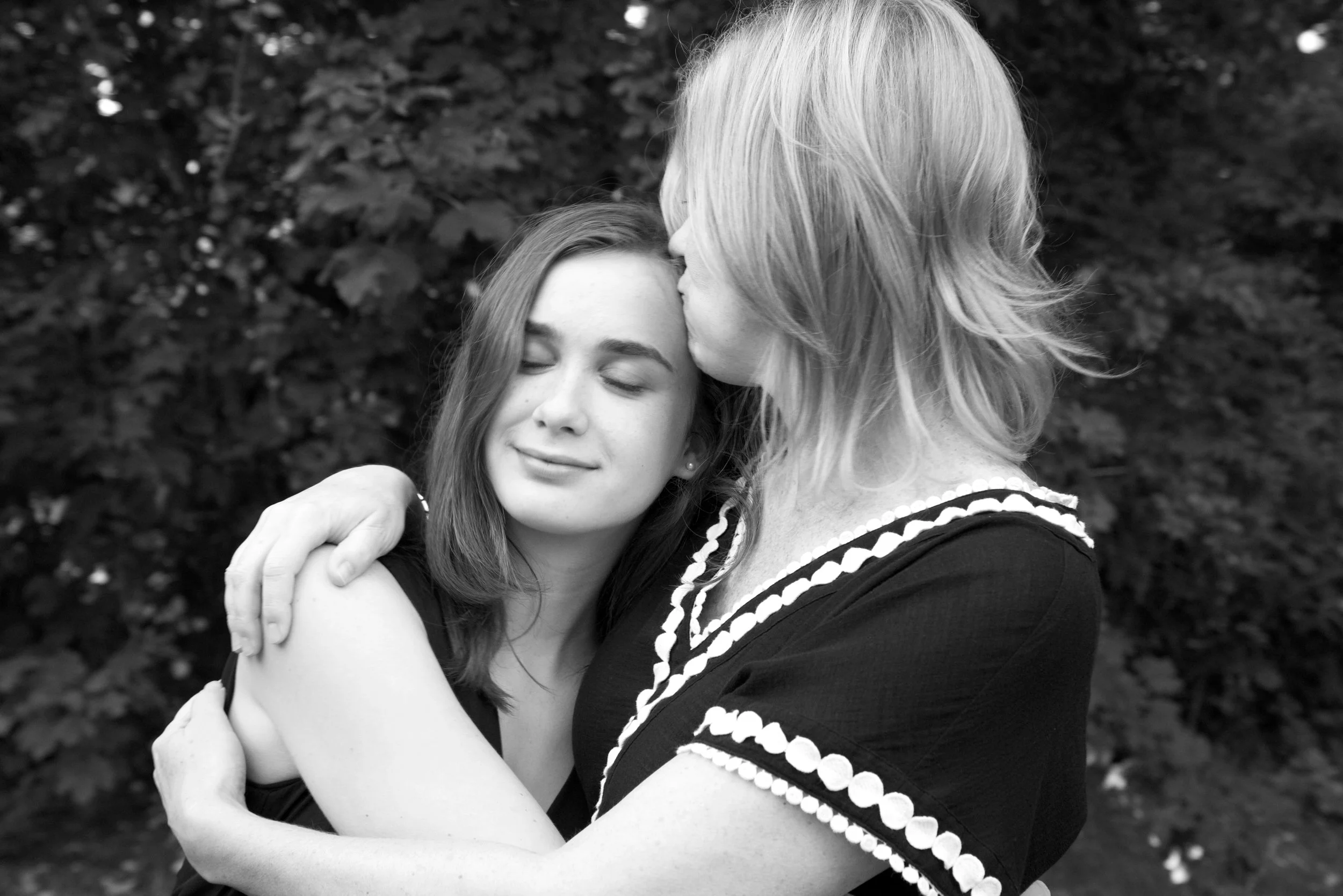 Mother kisses daughter in b&W in Amagansett by family photographer Pamela Einarsen