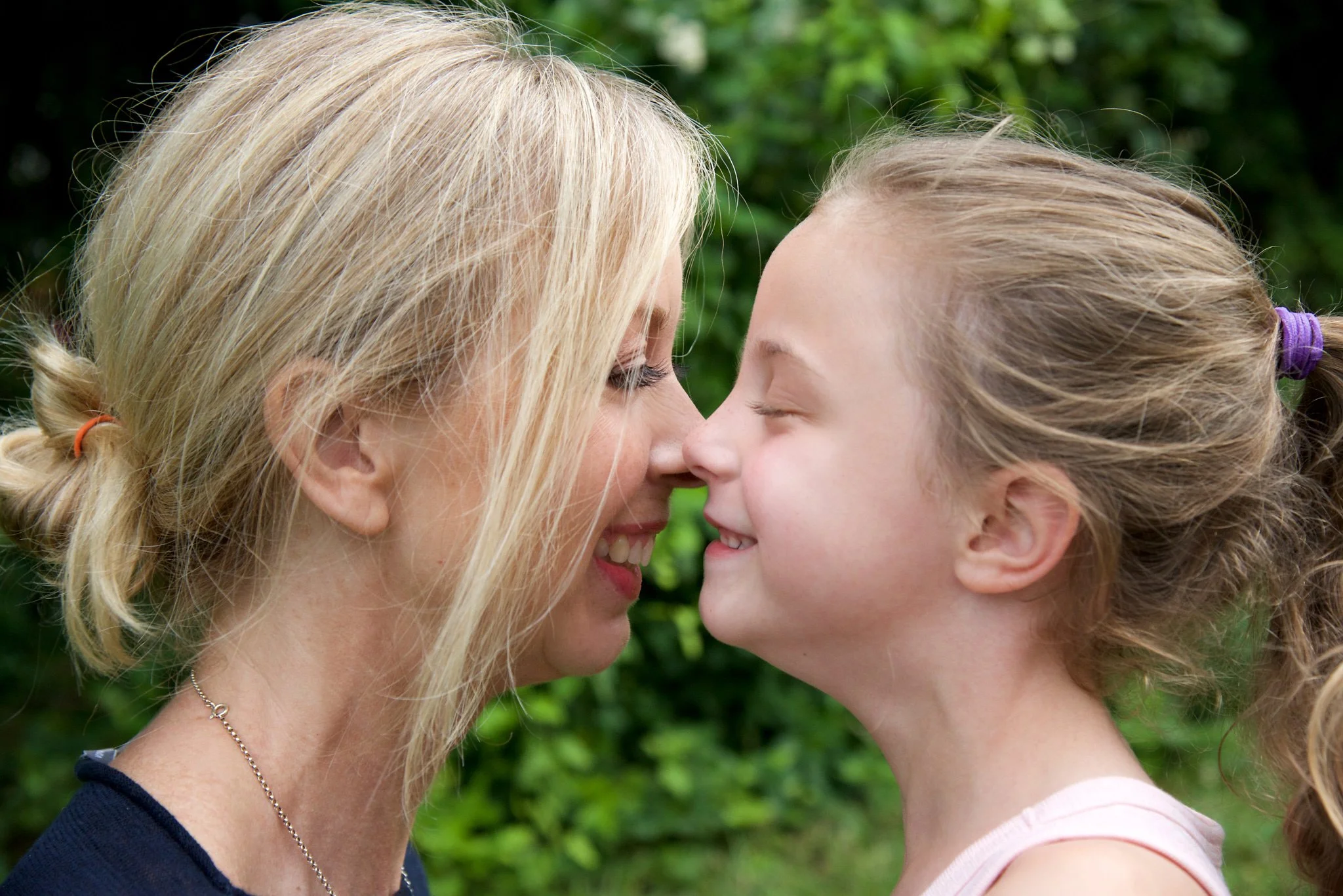 Mother rubs noses with daughter in Old Greenwich at photographer Pamela Einarsen's candid photo session