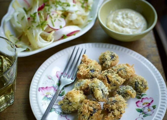 Gepaneerde wijngaardslakken met aspergesalade