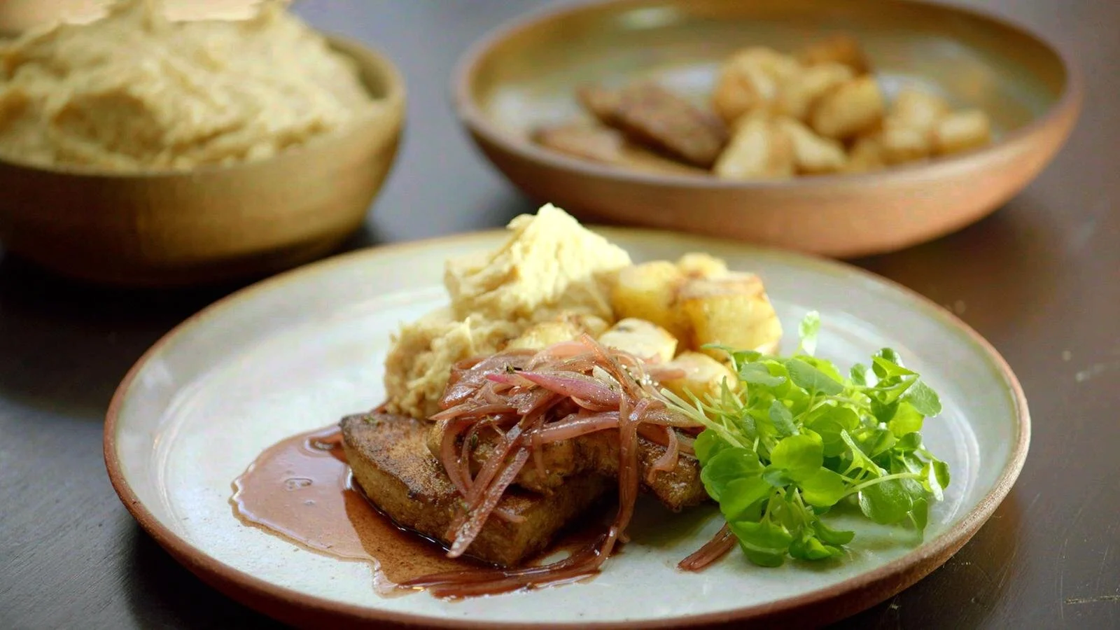 Kalfslever met gebakken appelen en knolselder, aardappelpuree met graanmosterd en mosterdsla
