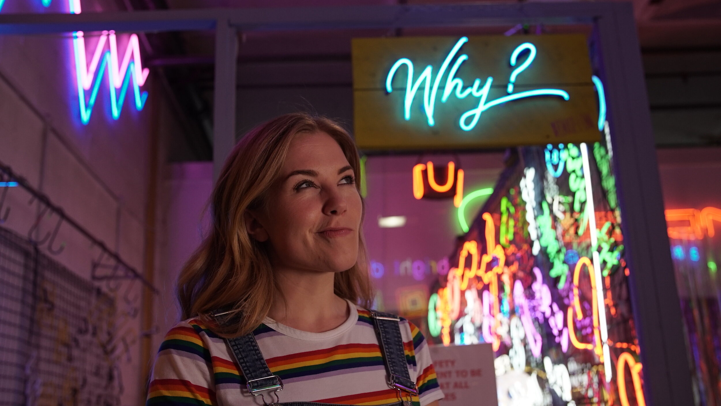 MaddiesDoYouKnow_S04_E14_IconStill_CBIM051E01_NeonSign_01.jpeg