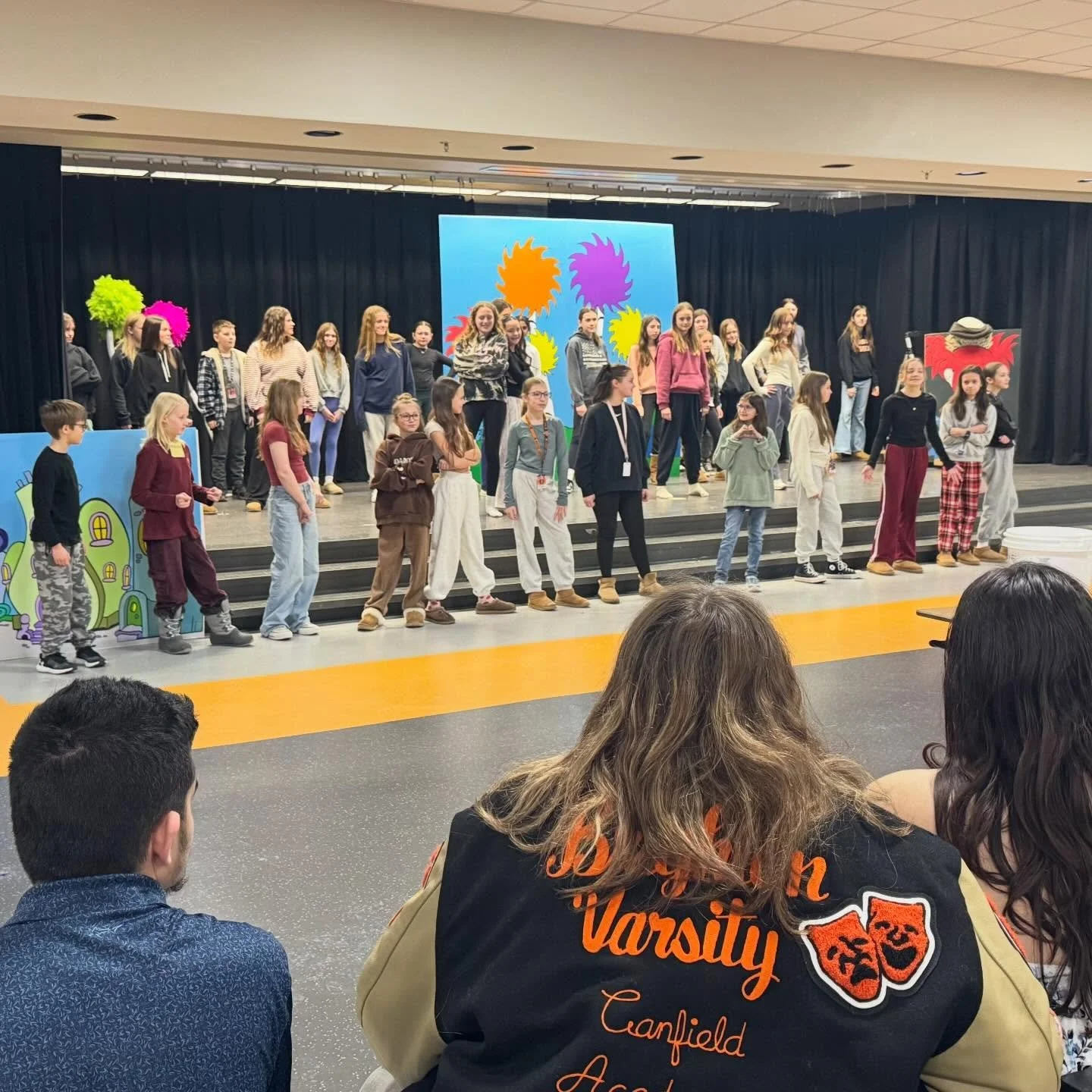 Brighton High School choir students traveled to Maltby Intermediate School last week to sing and watch students perform a portion of Seussical the Musical! The day ended with a stop at @aubreespizzeria 🍕 #choirkids #choirlife #fieldtrip