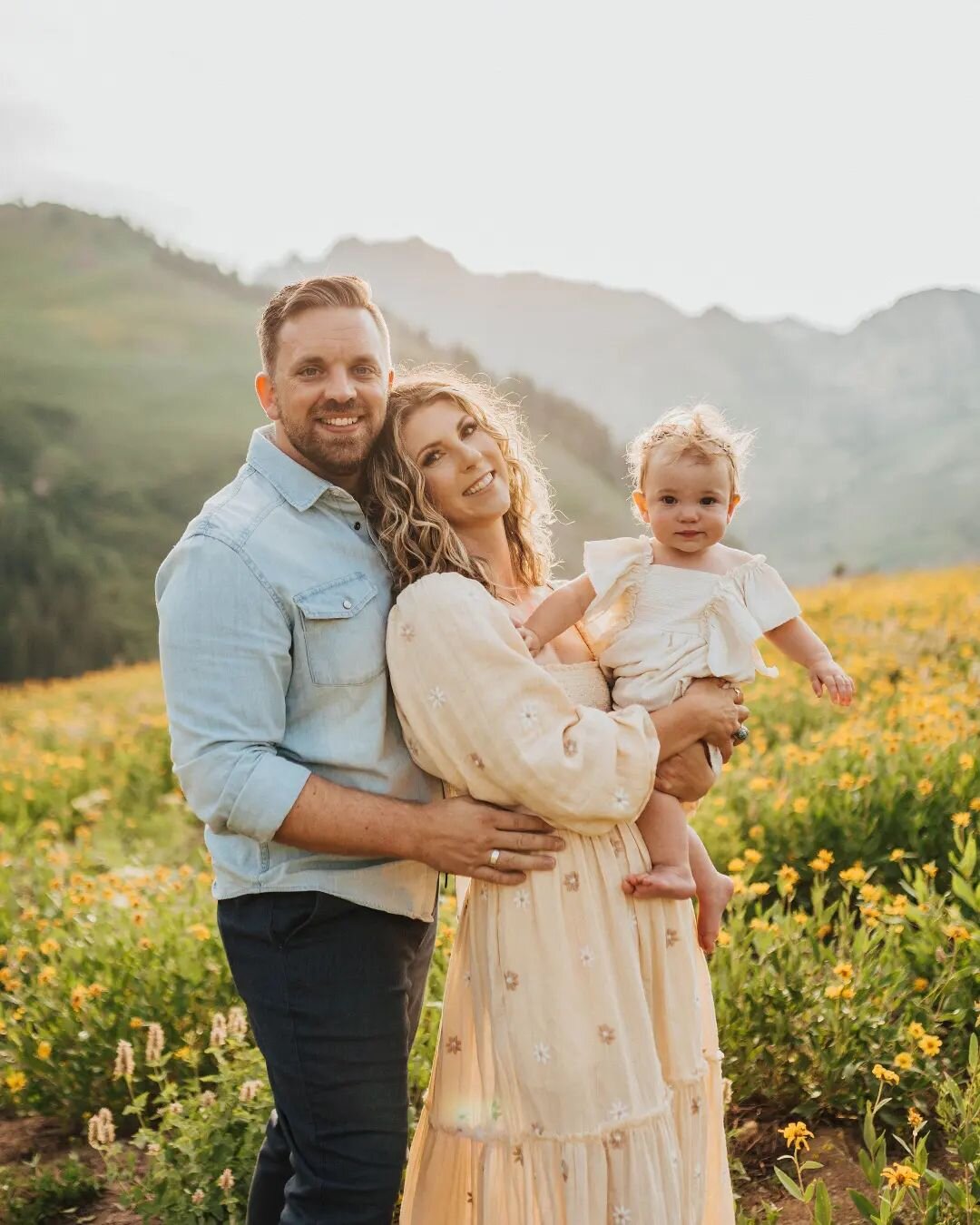 It's been a 🔥 minute since I've posted,  but I'm still very much in business &amp; loving these hot summer nights, in this beautiful place we're so blessed to call home 🌼😍🙏 #shootwithshai #utahphotographer #familyphotography #dearestviewfinder #f