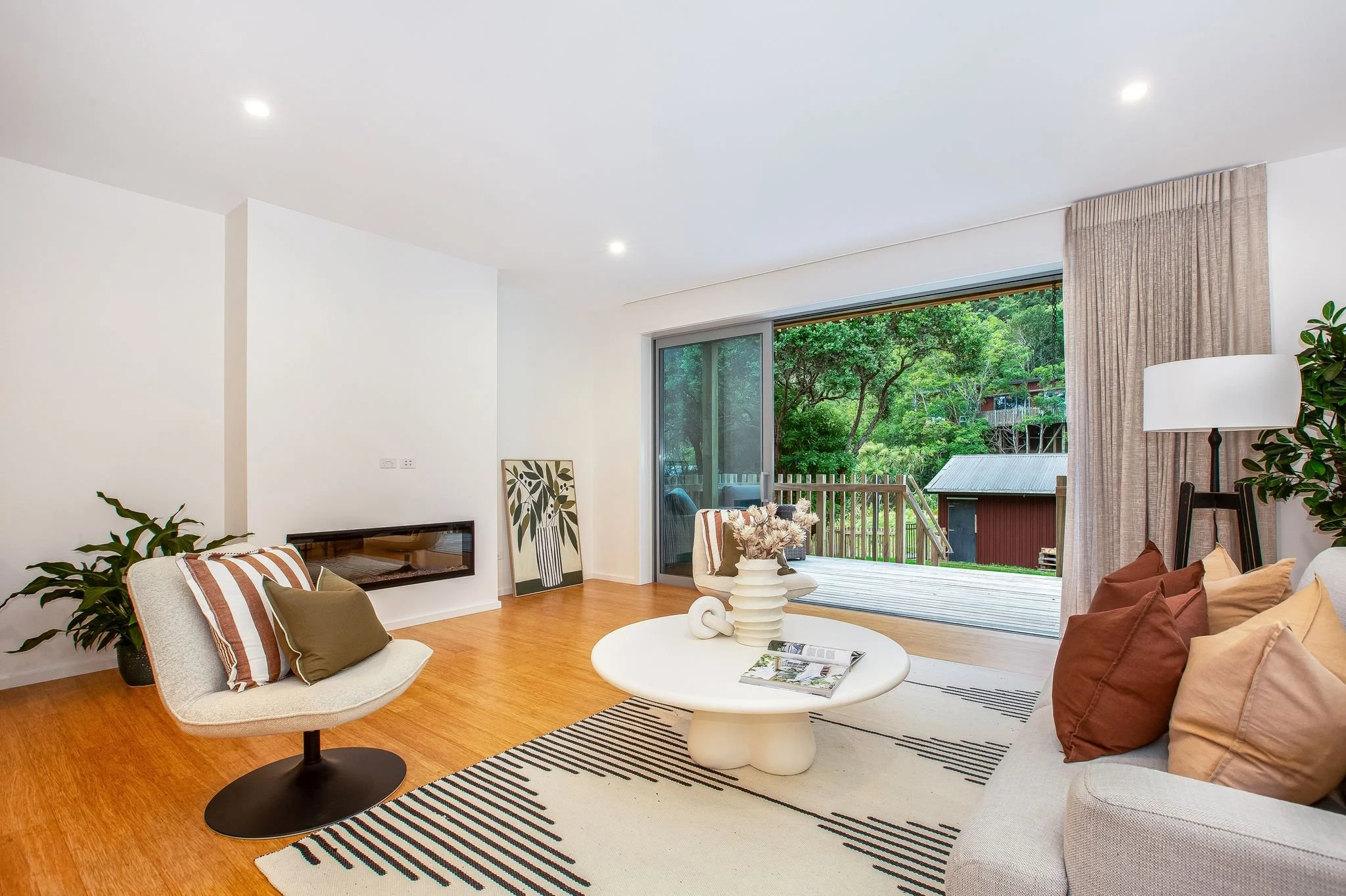 Not only do you have a heat-pump to warm the house but you have a beautiful flame effect fire to create different moods..