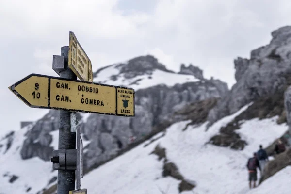 signs_direction_mountains.jpg