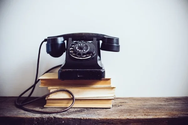 old_vintage_phone_waiting_for_call.jpg