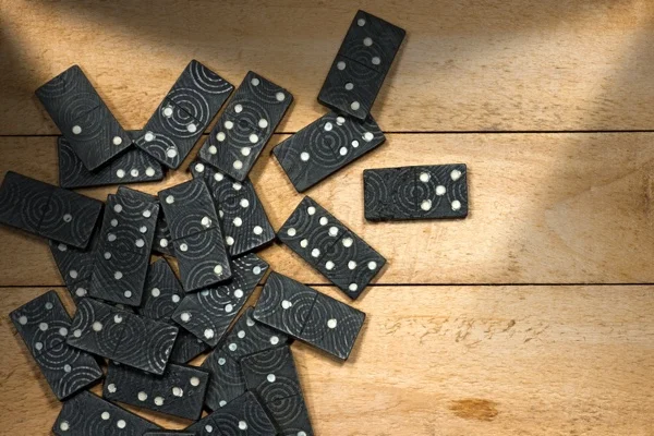 dominoes_movements_chain_reaction.jpg