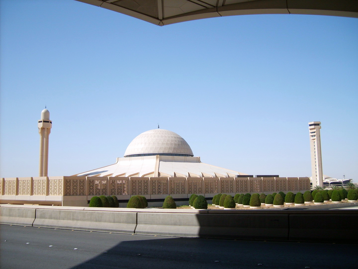 King_Khalid_Airport_Moque.jpg
