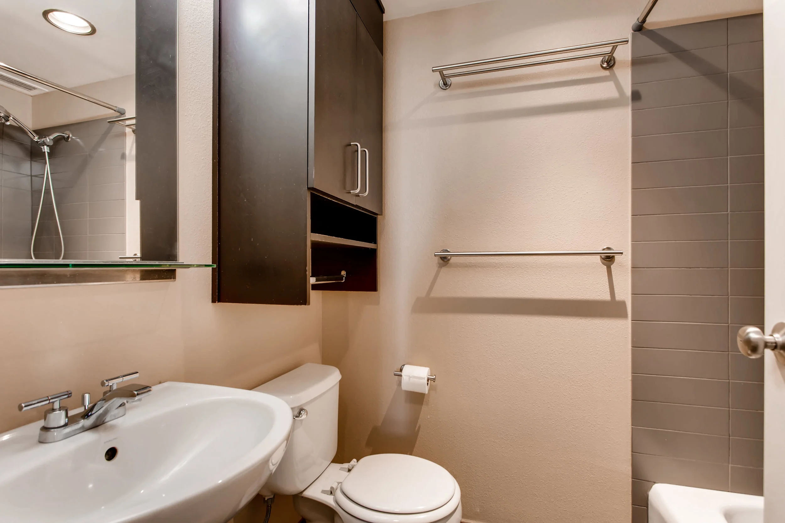 255 SW Harrison St Unit 16e-print-012-7-Master Bathroom-3600x2400-300dpi.jpg