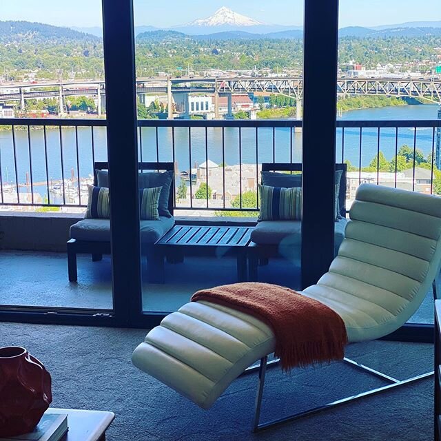 At the Harrison East, access to amenities that fit your lifestyle is what it's all about. Pool, spa, and community garden are just a few of the perks of living here. Kinetic mountain, river, and cityscape views abound, and the South Downtown PDX arts