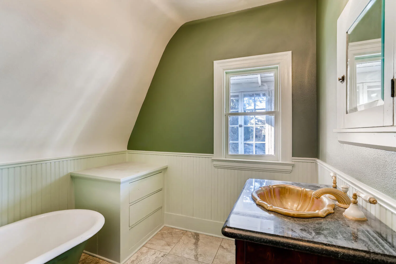 2117 NE Everett St Portland OR-large-022-017-2nd Floor Primary Bathroom-1500x1000-72dpi.jpg