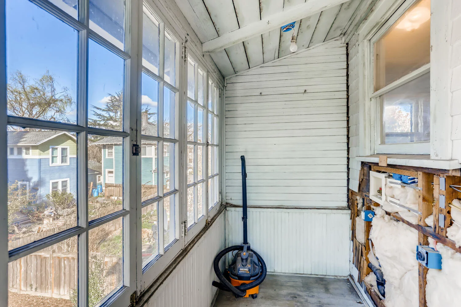 2117 NE Everett St Portland OR-large-030-029-2nd Floor Laundry Room-1500x1000-72dpi.jpg