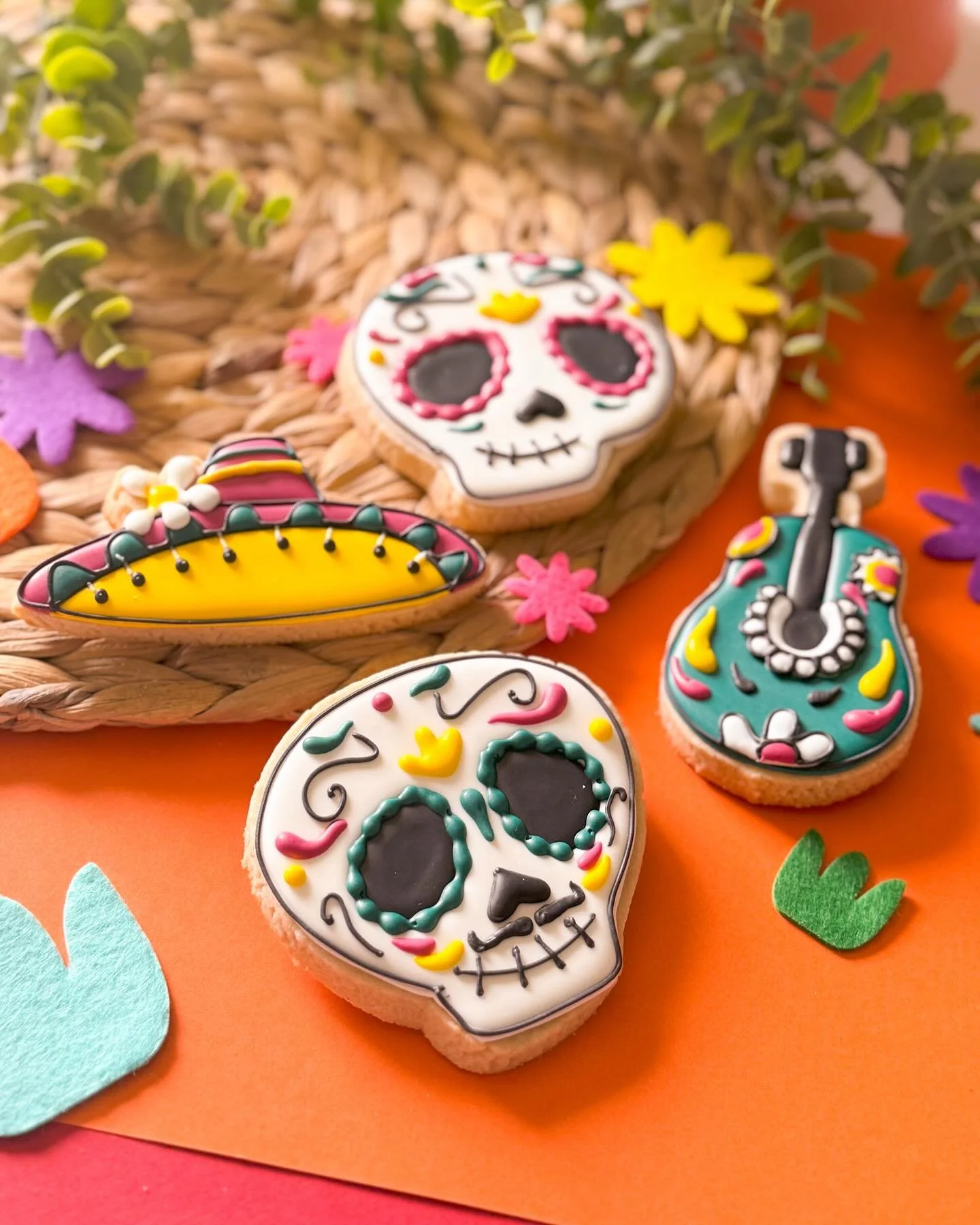 What are you doing Tuesday November 12th?! 🥰👀Want a way to support the art community AND decorate some gorgeous cookies? 
.
Join us for our first time hosting at The Bakersfield Museum of Art from 6-9pm, where a portion of your ticket will go to su