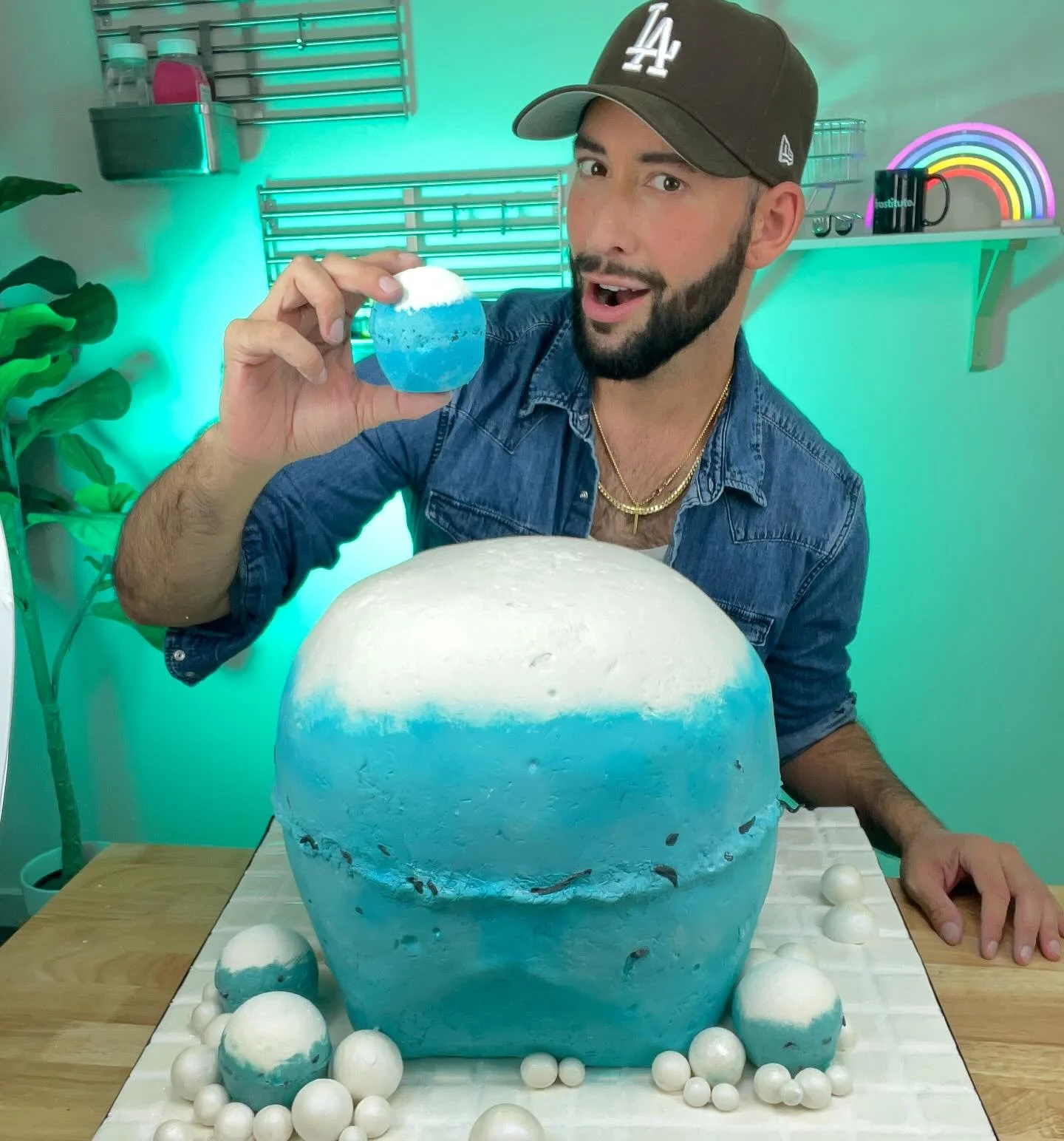 Scrub a Dub! 🧼🛁 Happy Monday! Who already needs to decompress? 

@lushcosmetics x Cake It Collab earlier this year for THE RuPaul!