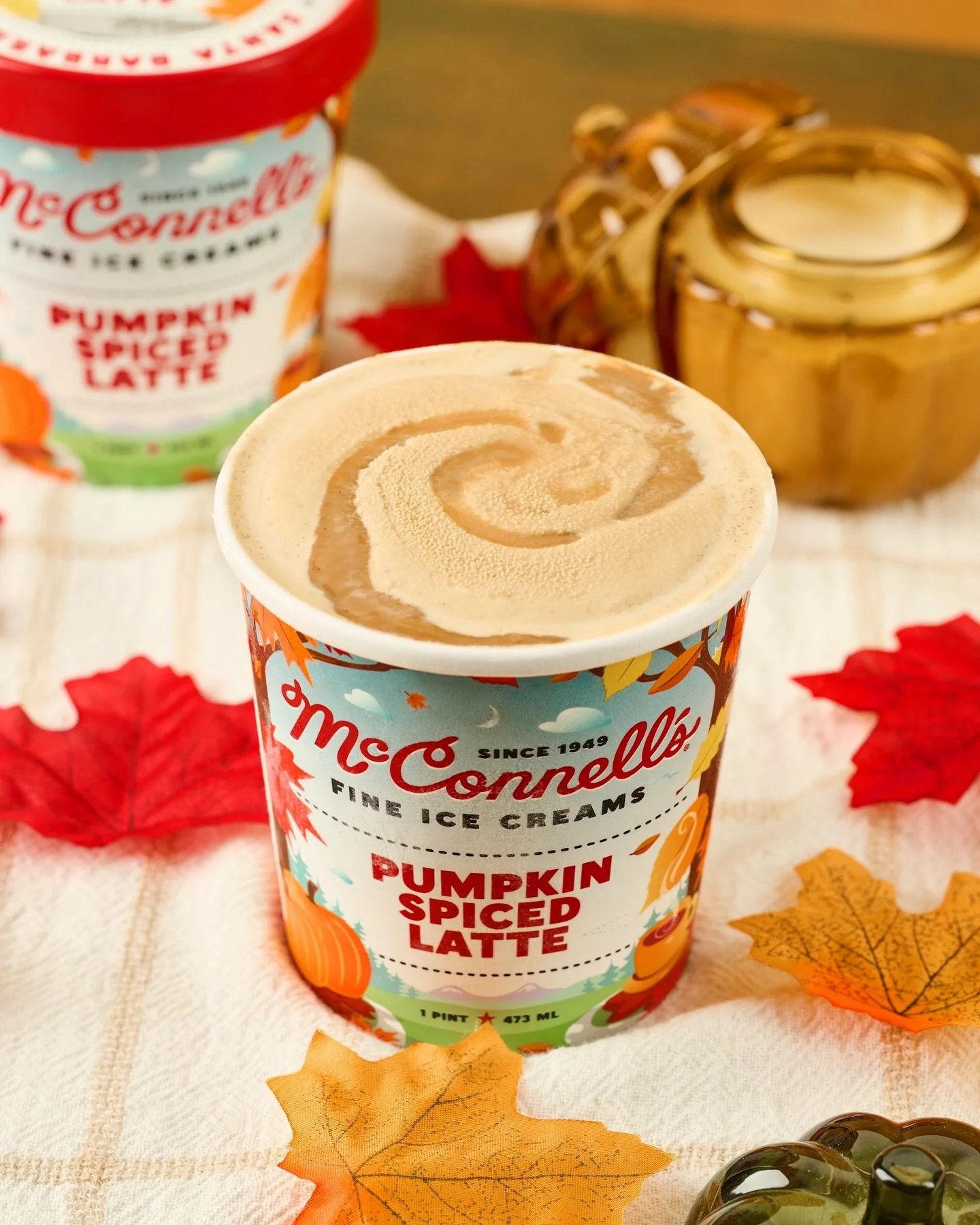 *obligatory PSL post incoming* 🎃 I love this time of year because I love styling for all the holidays 🍁🍃✨ what&rsquo;s your favorite holiday? I&rsquo;m counting down the days until I can get my Christmas tree 🥹

Photography and styling for @mccon