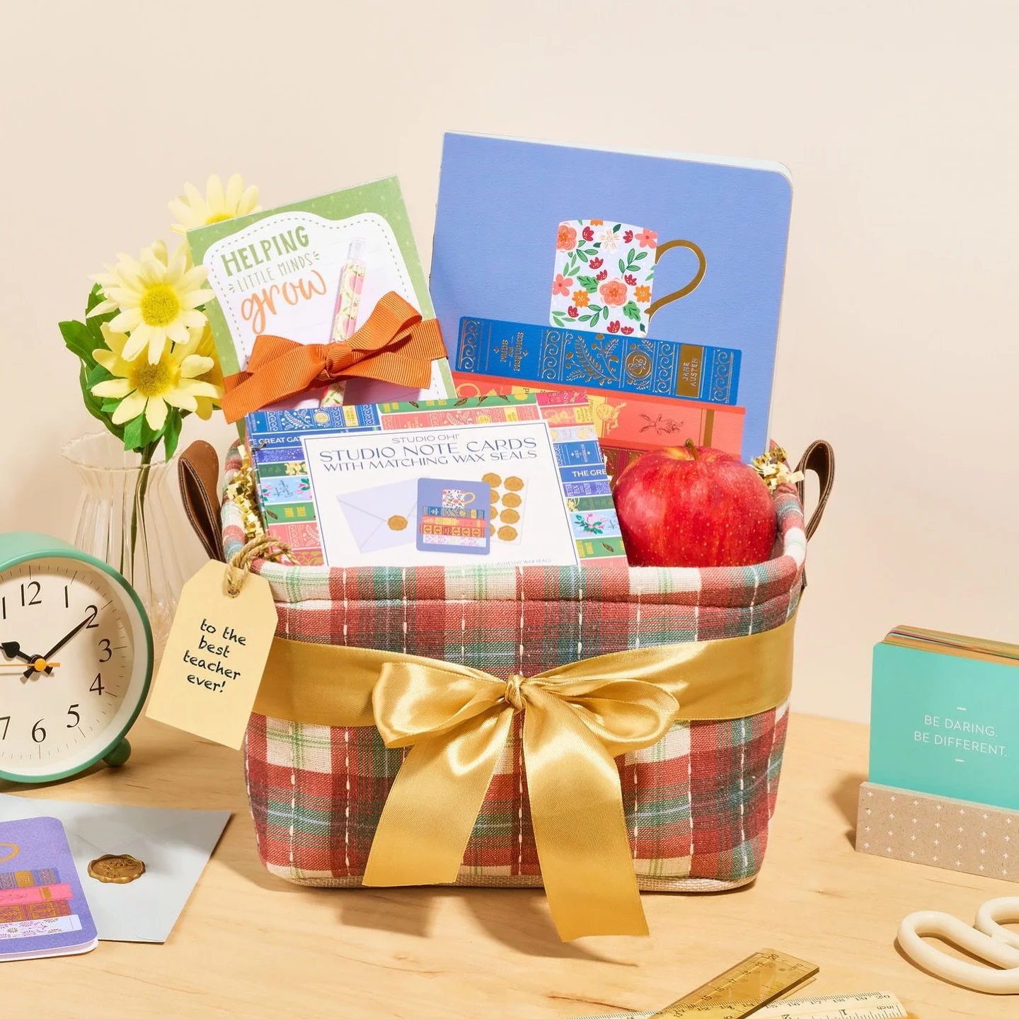 happy teacher appreciation week to all of the amazing educators ✨👩&zwj;🏫

photography and styling for @studiooh 🍎

#productphotography #productphotographer #teacherappreciation #stationaryshop #stationary